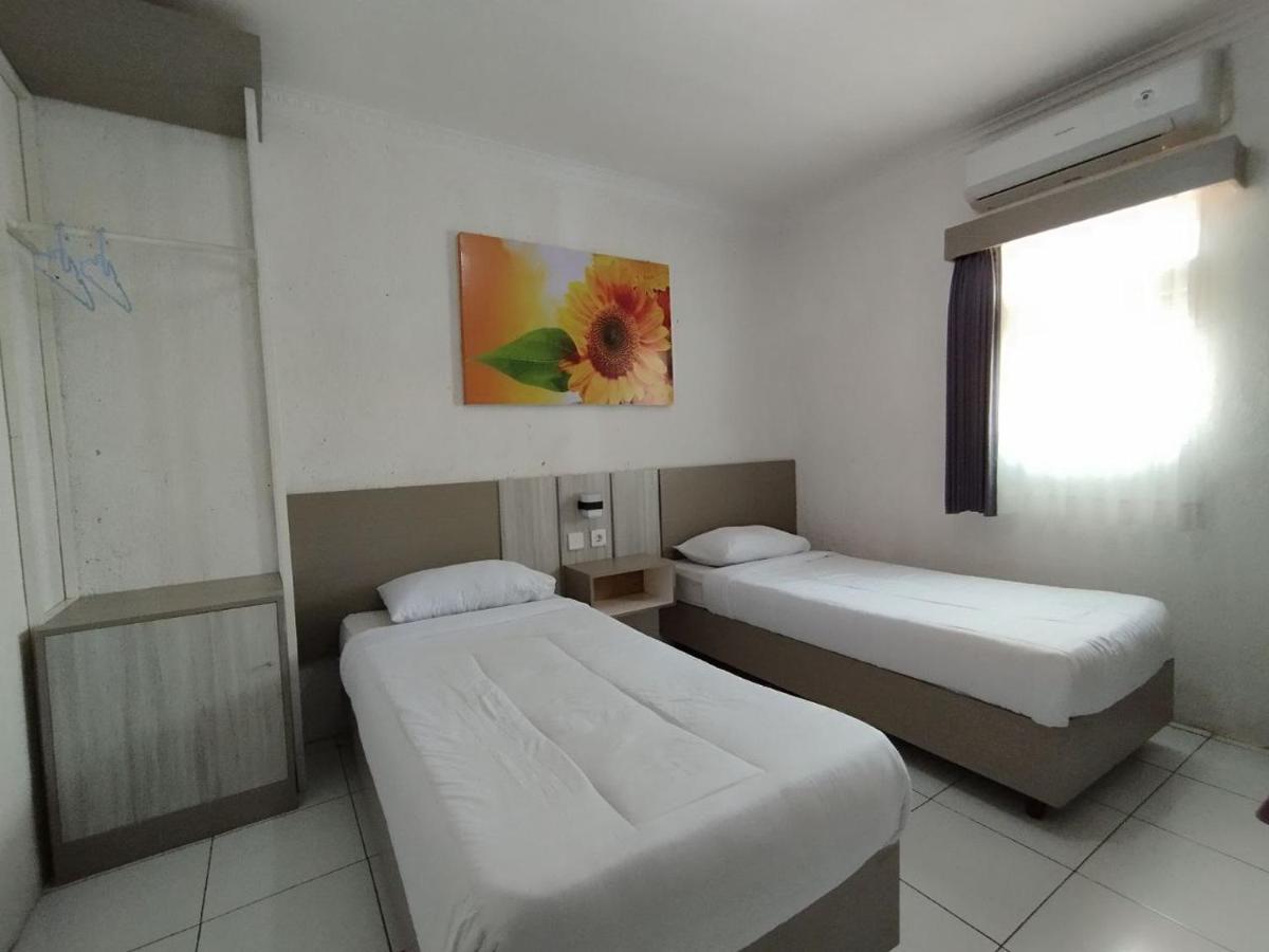 Hotel Syariah Selamat Сукабуми Экстерьер фото