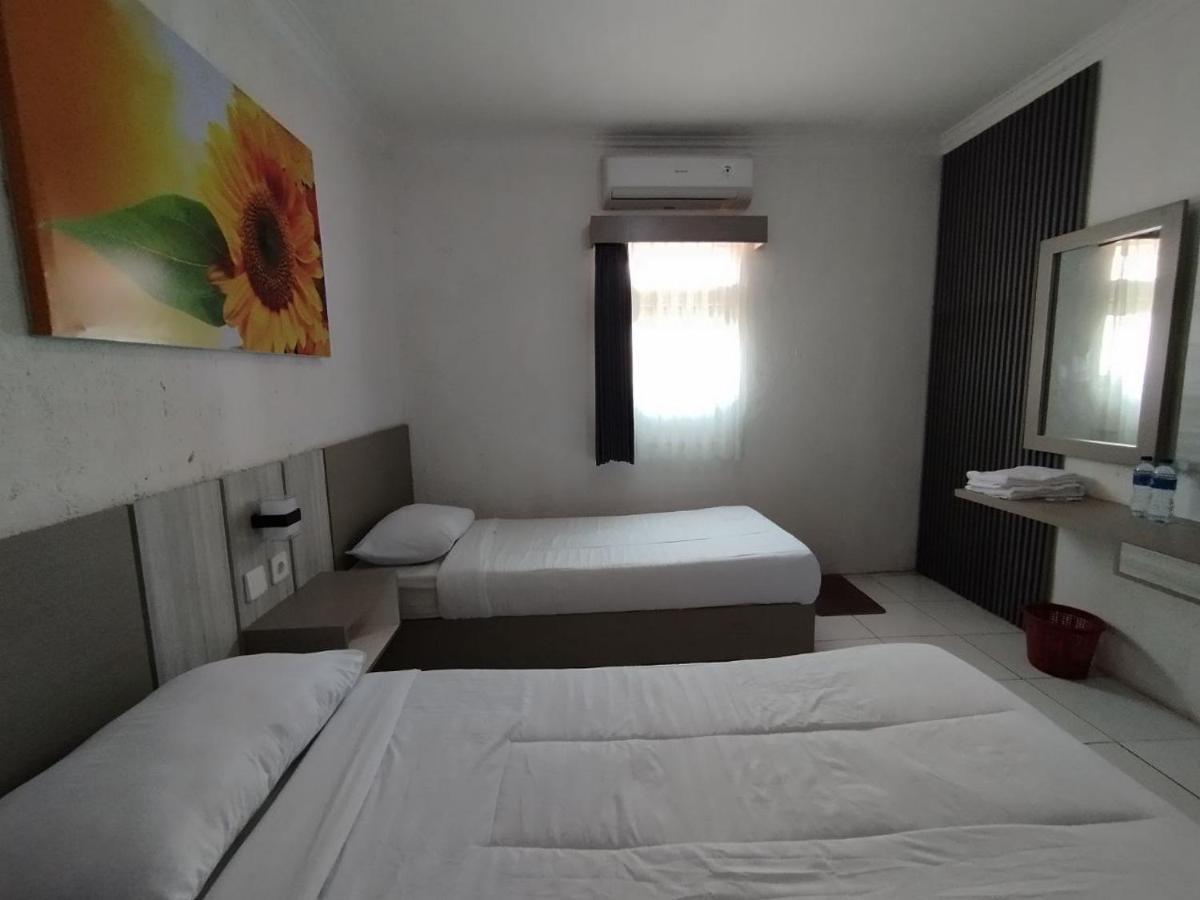 Hotel Syariah Selamat Сукабуми Экстерьер фото